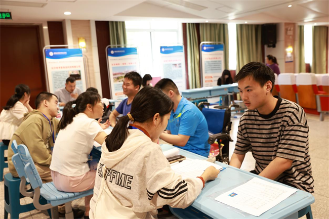 图为学生面试现场