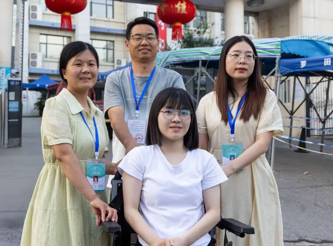 图为曹慧婷在妈妈张胜兰(左)、班主任熊晟(后)和送考老师的帮助下,坐着轮椅“走”出考场 图为曹慧婷在妈妈张胜兰(左)、班主任熊晟(后)和送考老师的帮助下,坐着轮椅“走”出考场