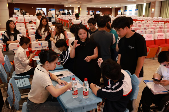 图为学生面试现场