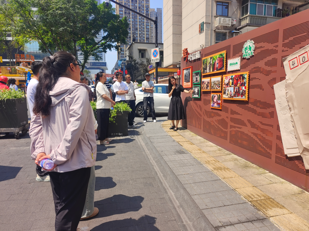 图为学员们实地参观学习